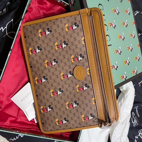 GUCCI 
Disney X Pouch - Picture 5 of 6